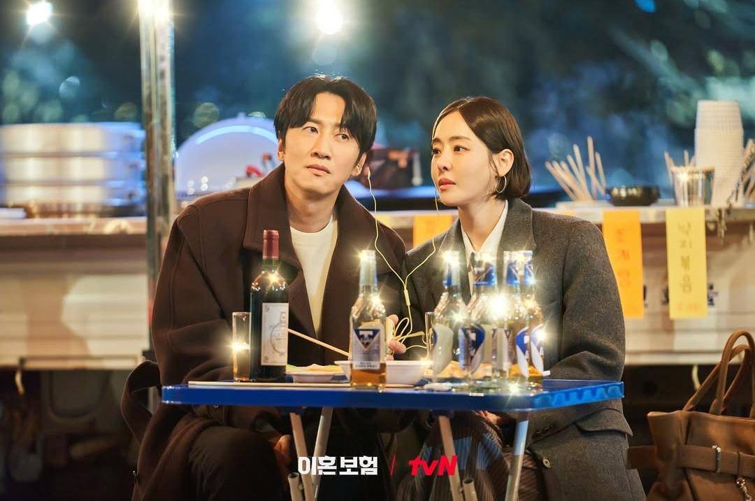 Lee Kwang Soo dan Lee Da Hee di drama The Divorce Insurance (instagram.com/tvn_drama)